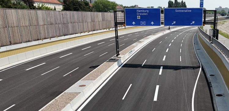 Blick auf die leere, frisch markierte A100 bei Berlin