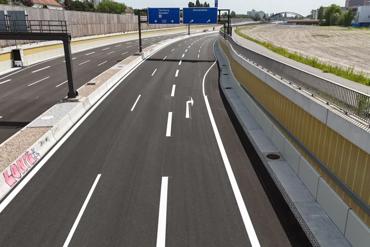 Frisch markierte A 100 bei Berlin, unbefahren.