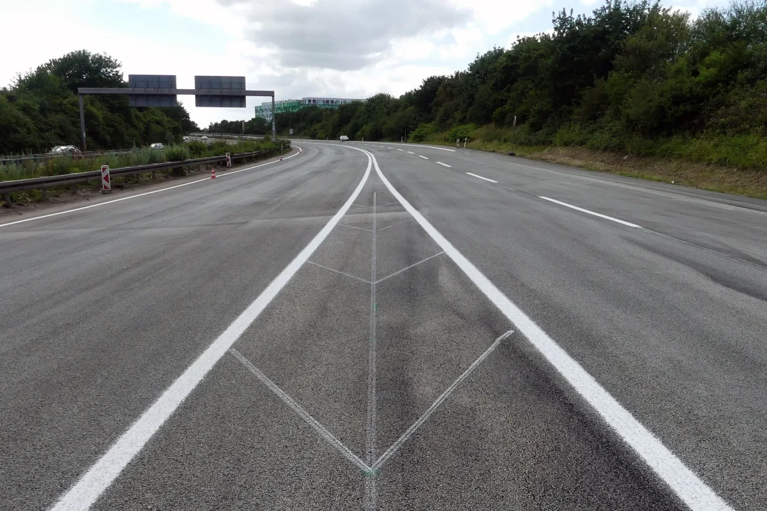 Halbfertig gestellte Markierung auf der Autobahn.