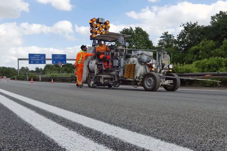 Mitarbeiter während der Markierung mit einer Markierungsmaschine.