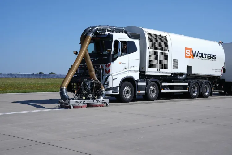 Demarkierungsfahrzeug im Einsatz