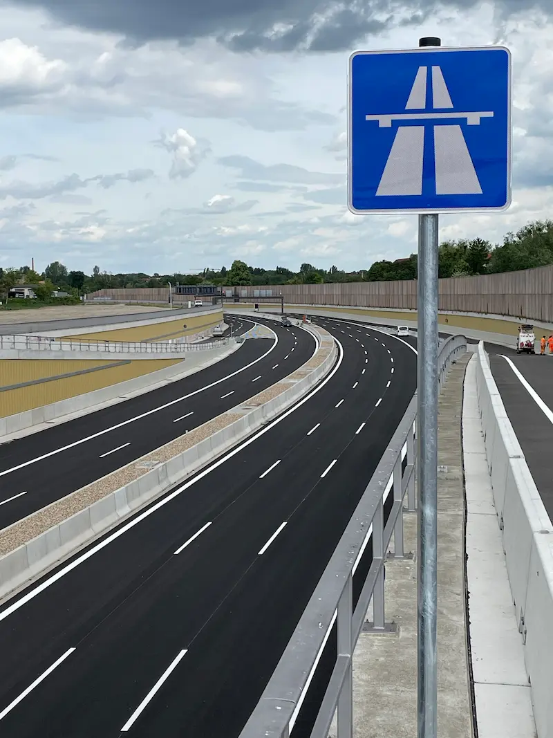 Leere, frisch markierte Autobahn