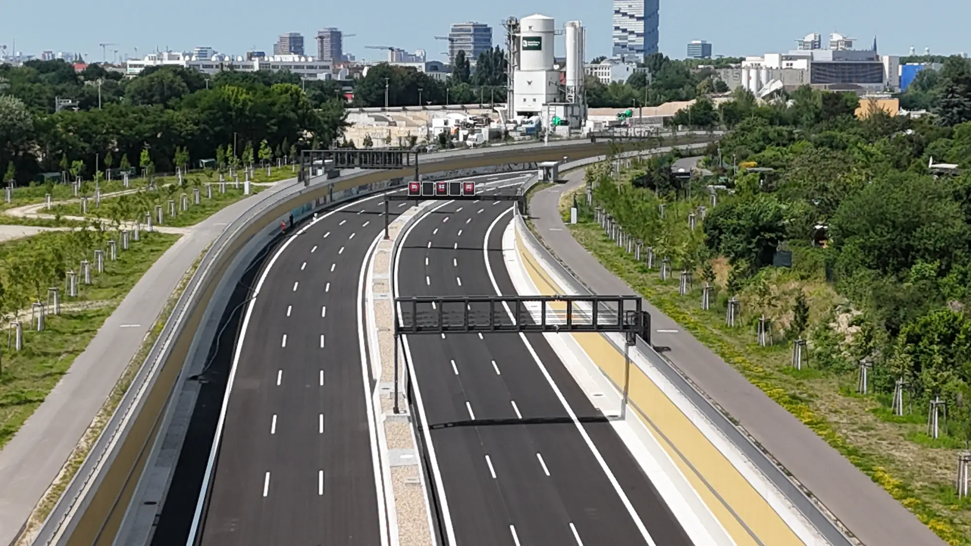 Frisch markierte, noch unbefahrene Autobahn