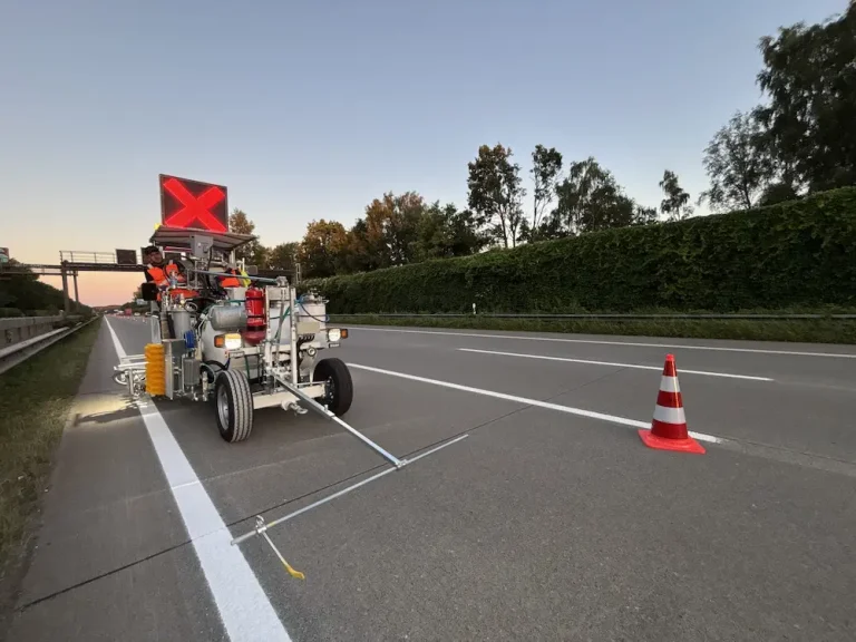 NTC Markierungen - Markierungsfahrzeug auf der Autobahn