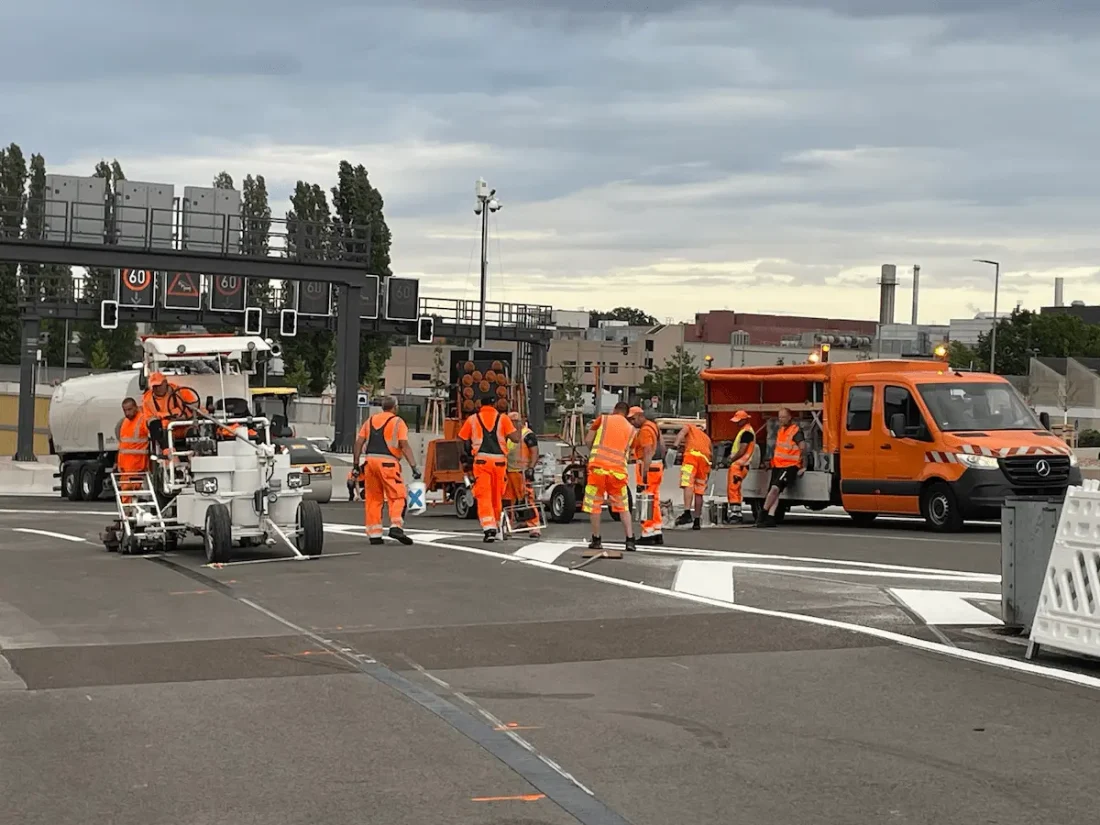 Ein Team der Verkehrsabsicherung sichert eine Baustelle